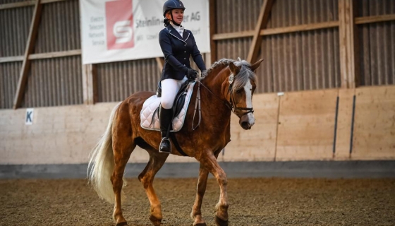 Leonie mit Billie im TdJ-Dressurprogramm