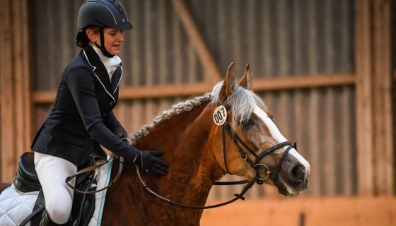 Leonie mit Billie im TdJ-Dressurprogramm